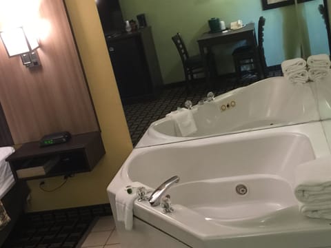 Deluxe Room, 1 Queen Bed, Smoking (Jacuzzi Room) | Jetted tub