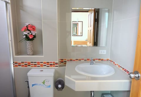 Standard Room | Bathroom | Shower, free toiletries, hair dryer, towels