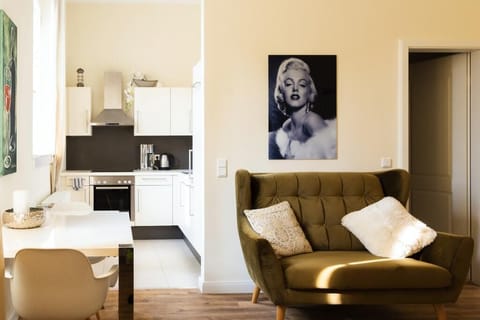 Studio Apartment (Erdgeschoss, Strassenbahn lärm) | Private kitchen | Full-size fridge, microwave, oven, stovetop