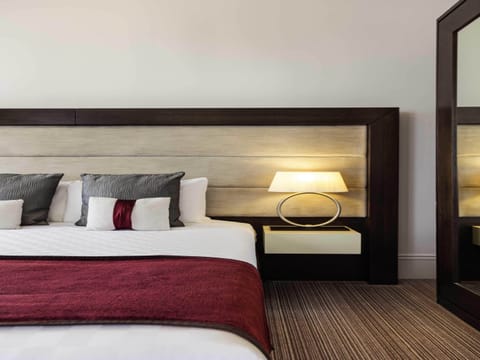 Deluxe Twin Room, 2 Twin Beds | In-room safe, desk, iron/ironing board, free WiFi