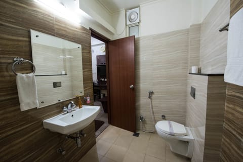 Deluxe Room | Bathroom | Shower, free toiletries, bidet, towels