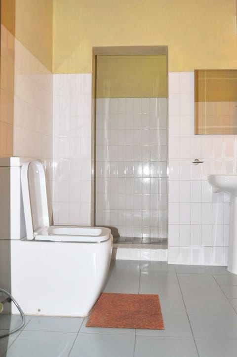 Family Double Room | Bathroom | Shower, free toiletries, towels