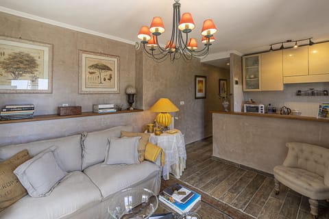 Suite, Kitchenette, Sea View (Suite Pignottu) | Living area | Books