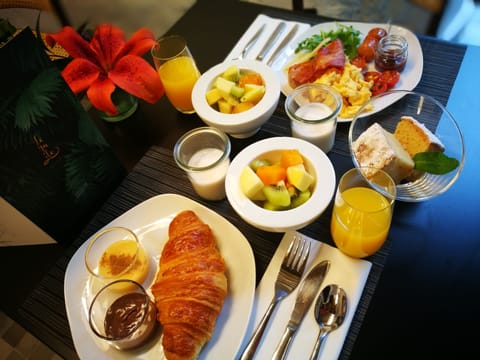 Daily cooked-to-order breakfast (EUR 20.00 per person)
