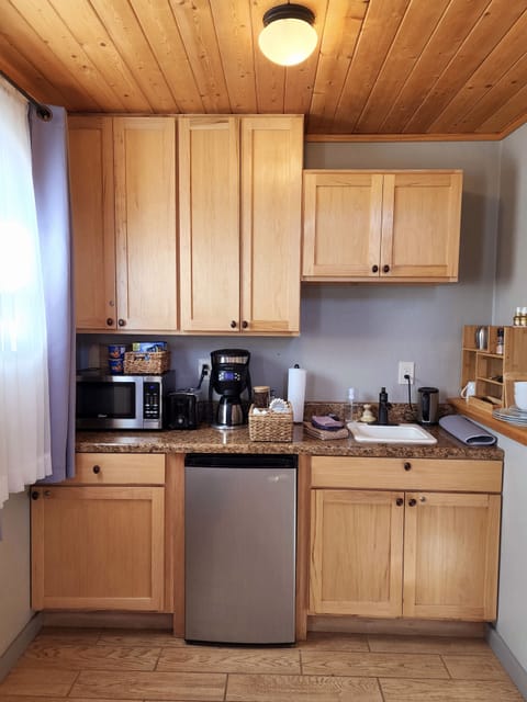 Cottage B (Washer/Dryer) | Private kitchenette | Mini-fridge, microwave, coffee/tea maker, electric kettle