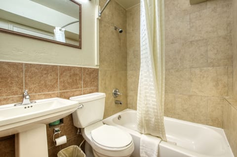 Combined shower/tub, free toiletries, hair dryer, towels