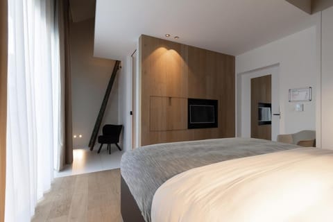 Minibar, in-room safe, desk, soundproofing