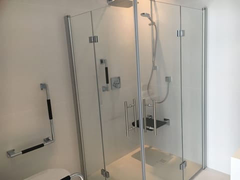 Family Room | Minibar, in-room safe, desk, soundproofing