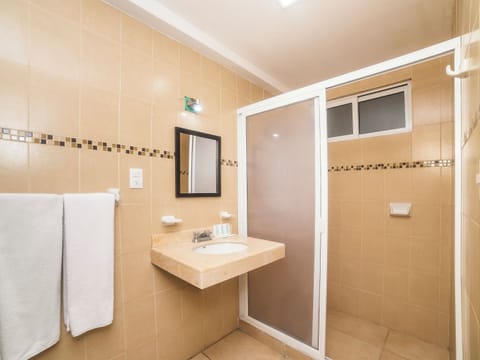 Double Room | Bathroom | Shower, free toiletries, towels, shampoo