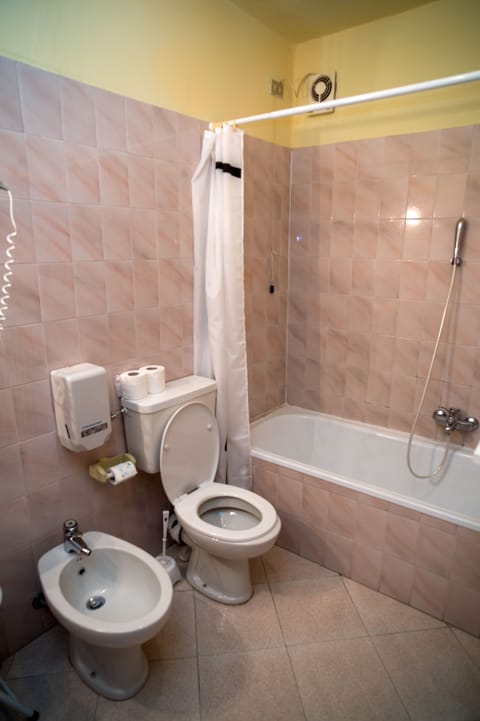 Standard Double Room with Balcony | Bathroom | Free toiletries, hair dryer, bidet