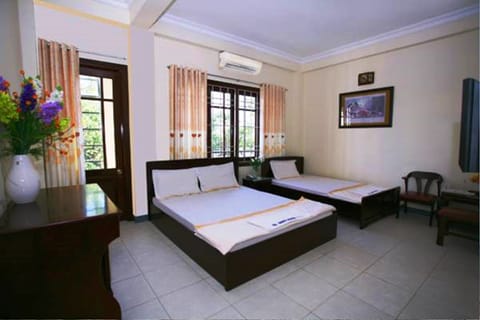 Family Room | Minibar, desk, free WiFi