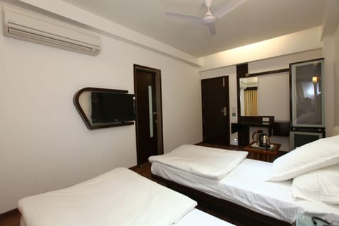 Deluxe Room, 1 Double or 2 Twin Beds | Minibar, in-room safe, desk, iron/ironing board