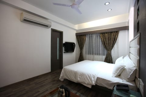 Executive Room, 1 Double or 2 Twin Beds | Minibar, in-room safe, desk, iron/ironing board
