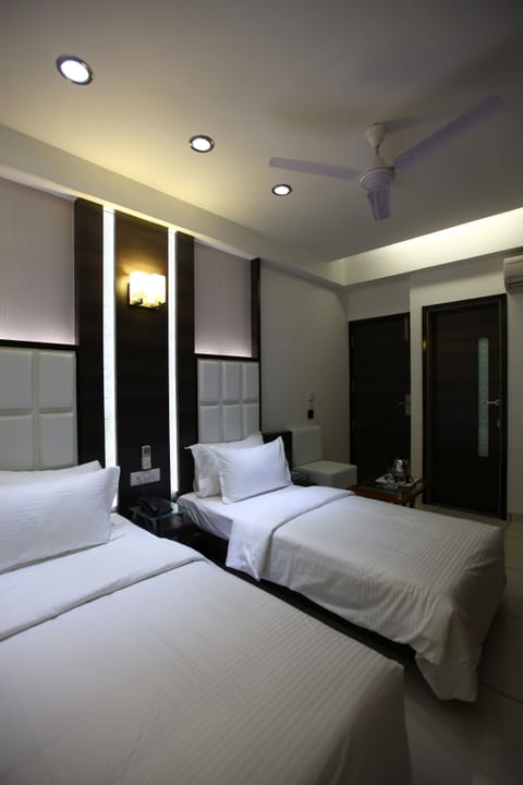 Executive Room, 1 Double or 2 Twin Beds | Minibar, in-room safe, desk, iron/ironing board