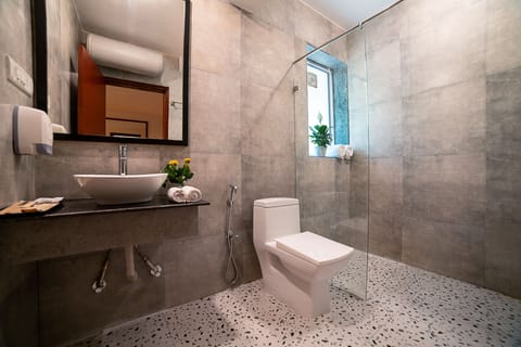 Suite | Bathroom | Shower, rainfall showerhead, free toiletries, towels
