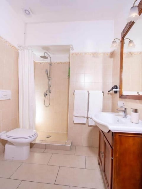 Quadruple Room, Private Bathroom (External) | Bathroom | Free toiletries, hair dryer, slippers, bidet