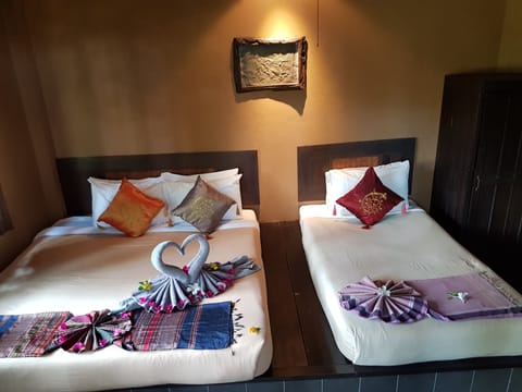 Family Deluxe Room | Desk, iron/ironing board, rollaway beds, free WiFi