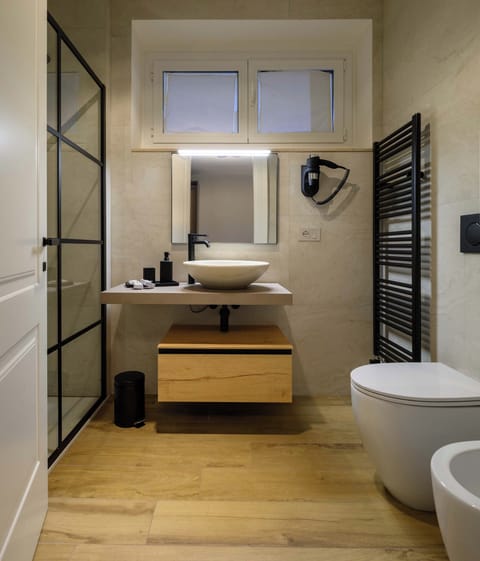 Superior Studio | Bathroom | Free toiletries, hair dryer, bidet, towels