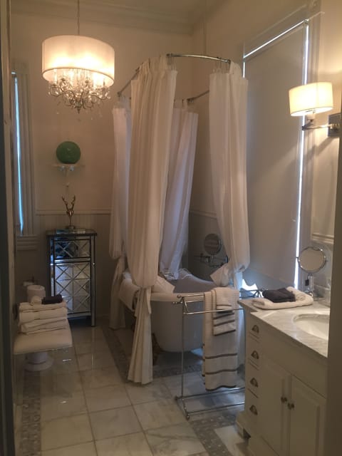 Luxury Double Room, 1 Queen Bed | Bathroom | Free toiletries, hair dryer, bathrobes, towels