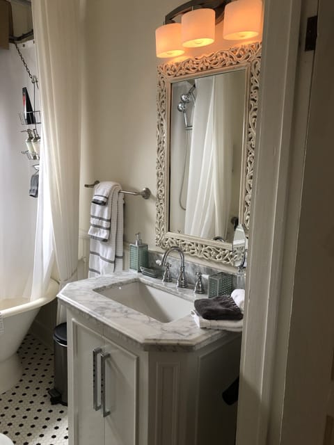 Luxury Double Room, 1 Bedroom, Refrigerator & Microwave, Garden View | Bathroom | Free toiletries, hair dryer, bathrobes, towels