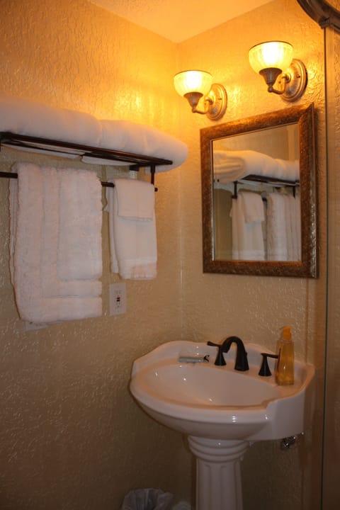 The Verona Room | Bathroom | Shower, free toiletries, hair dryer, towels