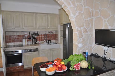 Fully equipped kitchen. Buy fresh food from the market daily at Ste Maxime !