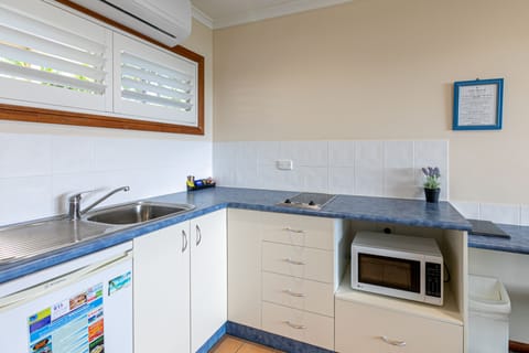 Medium Studio | Private kitchen | Fridge, microwave, stovetop, coffee/tea maker