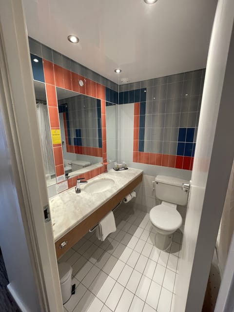 Combined shower/tub, free toiletries, hair dryer, towels