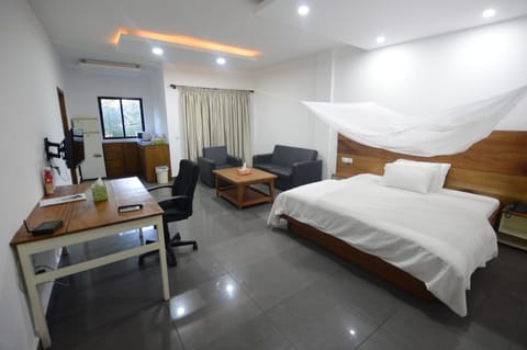 Executive Double Room | 1 bedroom, in-room safe, desk, iron/ironing board