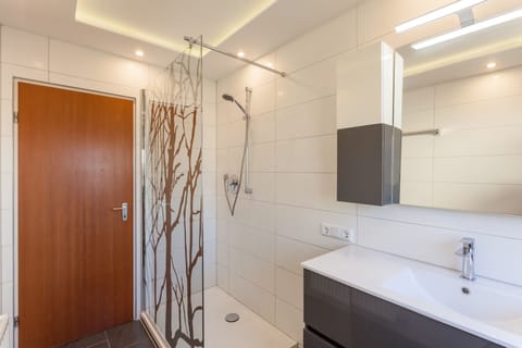 Apartment | Bathroom | Shower, free toiletries, hair dryer