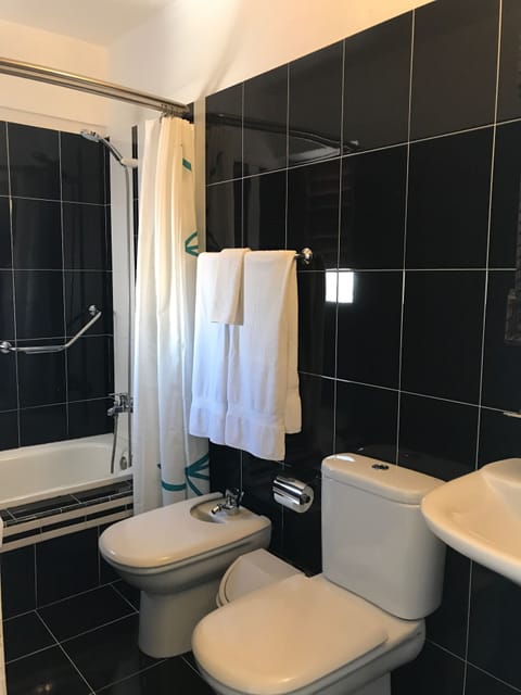 Room (Standard 2 Beds) | Bathroom | Shower, free toiletries, hair dryer, bathrobes