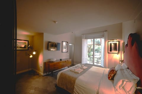 Family Room, Garden View | Pillowtop beds, minibar, in-room safe, desk