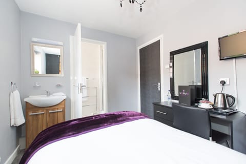 Single Room With Private En-suite | Egyptian cotton sheets, premium bedding, desk, soundproofing