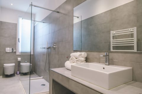 Deluxe Double Room | Bathroom | Hair dryer, bidet, towels