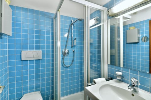 Standard Single Room | Bathroom | Hair dryer, slippers, bidet, towels