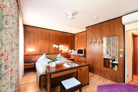 Double Room (EAST SIDE without balcony) | Hypo-allergenic bedding, minibar, in-room safe, soundproofing
