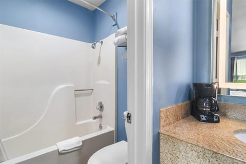 Combined shower/tub, free toiletries, towels