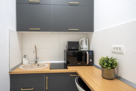 City Suite | Private kitchen | Mini-fridge, espresso maker, coffee/tea maker, electric kettle