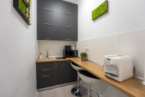 City Suite | Private kitchen | Mini-fridge, espresso maker, coffee/tea maker, electric kettle