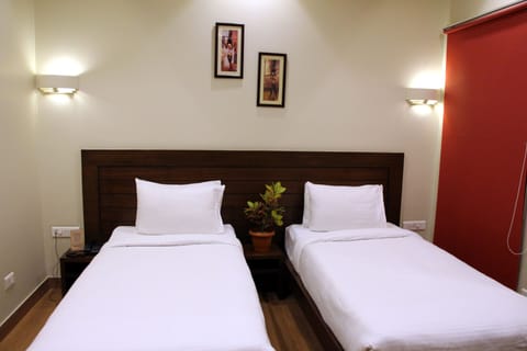 Deluxe Room, 1 Bedroom, Accessible | In-room safe, desk, iron/ironing board, rollaway beds