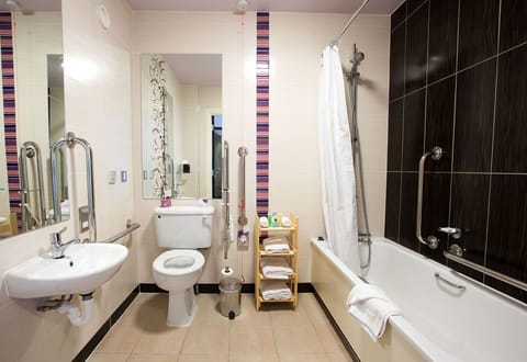 Standard Room, 1 King Bed, Accessible | Bathroom | Towels