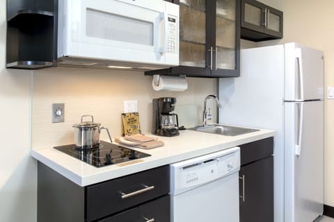 Full-size fridge, microwave, stovetop, dishwasher