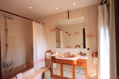 Junior Suite, Balcony | Bathroom | Combined shower/tub, free toiletries, hair dryer, bidet