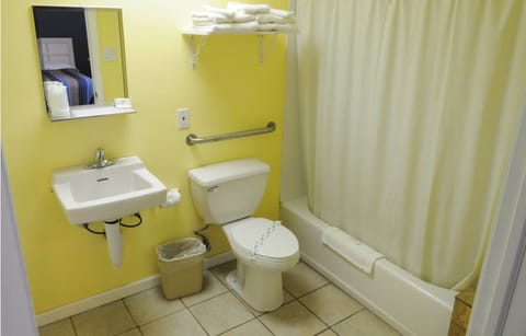 Combined shower/tub, free toiletries, hair dryer, towels