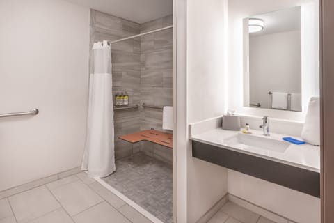 Combined shower/tub, hair dryer, towels