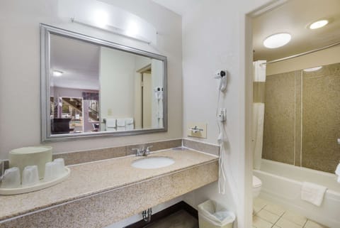 Standard Room, 1 King Bed, Non Smoking | Bathroom | Combined shower/tub, hair dryer, towels