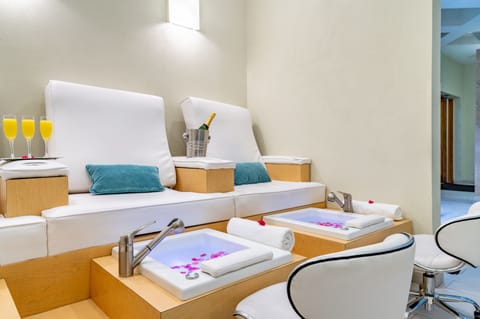 Couples treatment rooms, body treatments, aromatherapy