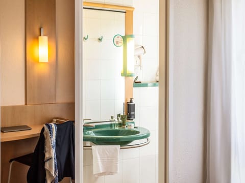 Room, 2 Twin Beds | Bathroom | Shower, eco-friendly toiletries, hair dryer, towels