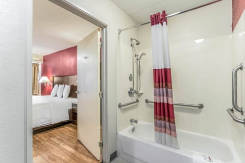 Superior Room, 1 King Bed, Accessible, Non Smoking | Accessible bathroom