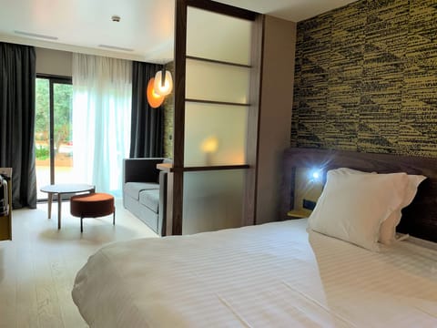 Executive Double Room, 1 Queen Bed with Sofa bed | Premium bedding, minibar, in-room safe, desk